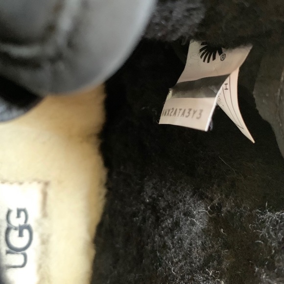 UGG Men’s Neumel Waterproof Chukka Boots In Black - Picture 7 of 8